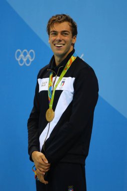 Olimpiyat Şampiyonu erkekler 1500 metre serbest stil Rio 2016 Olimpiyat Oyunları madalya sunum sırasında Gregorio Paltrinieri İtalya 