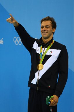 Olimpiyat Şampiyonu erkekler 1500 metre serbest stil Rio 2016 Olimpiyat Oyunları madalya sunum sırasında Gregorio Paltrinieri İtalya 