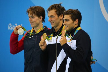 Connor Jaeger (L) ABD, şampiyon Gregorio Paltrinieri ve erkekler 1500 metre serbest stil madalya tanıtımı Rio 2016 Olimpiyatları sırasında İtalya Gabriele Detti