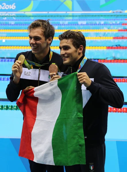 Olympic champion Gregorio Paltrinieri (L)  and Gabriele Detti of Italy during medal presentation at the men's 1500 metre freestyle of  Rio 2016 Olympic Games — Stock Photo, Image