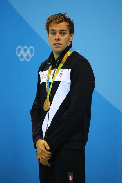 Campeón olímpico Gregorio Paltrinieri de Italia durante la entrega de medallas en los 1500 metros libres masculinos de los Juegos Olímpicos de Río 2016 — Foto de Stock