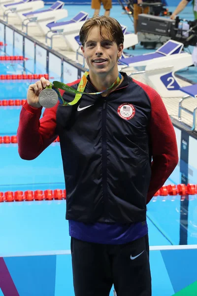 Medallista de Plata Connor Jaeger de Estados Unidos durante la entrega de medallas en los 1500 metros libres masculinos de los Juegos Olímpicos de Río 2016 — Foto de Stock