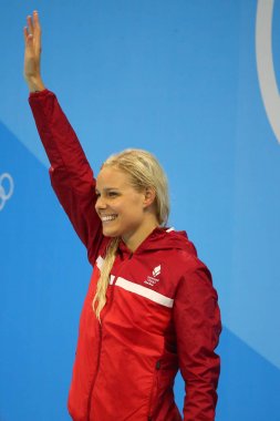 Olimpiyat Şampiyonu Pernille Blume Danimarka zafer madalya töreni sırasında kadın 50 metre serbest stil final Rio 2016 Olimpiyat Oyunları sonra kutluyor 