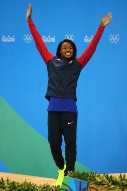 Amerika Birleşik Devletleri Simone Manuel madalya töreni sırasında kadın 50 metre serbest stil final Rio 2016 Olimpiyat Oyunları sonra Ulusal Şampiyonası ikincisidir 