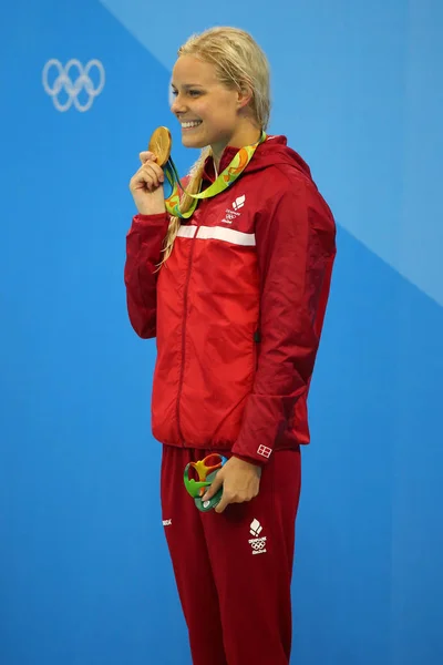 Olympijská vítězka Pernille Blume Dánska slaví vítězství během ceremoniálu udělování medailí po 50 m-freestyle finále olympijské hry Rio 2016 — Stock fotografie