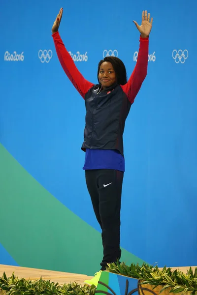 Srebrny medalista Simone Manuel w Stanach Zjednoczonych podczas ceremonii medal po kobiet 50 m stylem dowolnym finał Igrzysk Rio 2016 — Zdjęcie stockowe