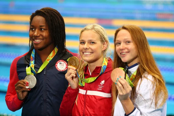 Simone Manuel (L) USA, Pernille Blume Denmark y Aliaksandra Herasimenia BLR durante la ceremonia de medalla después del estilo libre femenino de 50 metros de los Juegos Olímpicos de Río 2016 — Foto de Stock