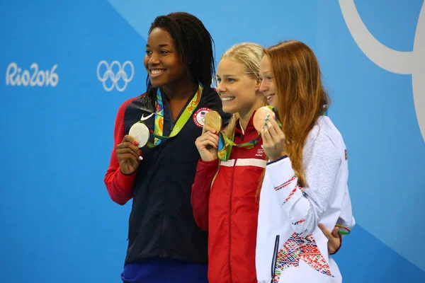Симона Мануэль (L) США, Пернилле Блум Дания и Александра Герасимения Белоруссия во время церемонии награждения медалями после 50 метров вольным стилем Олимпийских игр 2016 года в Рио — стоковое фото