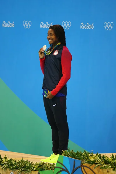 女子 50 メートル自由形決勝リオ 2016年のオリンピック大会の後メダル式の間にシルバー メダリスト アメリカ合衆国のシモーネ ・ マヌエル — ストック写真
