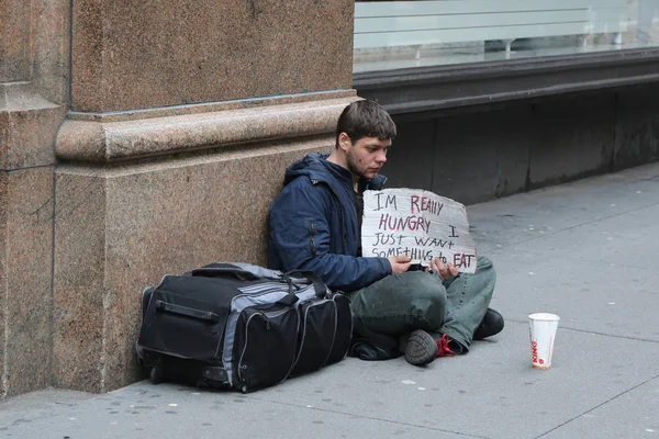 Bezdomovec před obchod Macy v Midtownu na Manhattanu — Stock fotografie