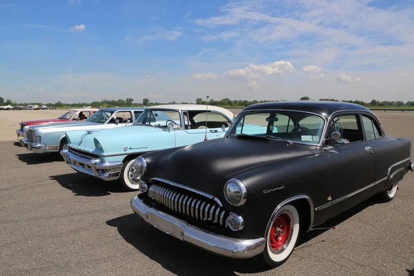 Des voitures américaines historiques exposées au Salon annuel de l'automobile de printemps de l'Antique Automobile Association de Brooklyn — Photo