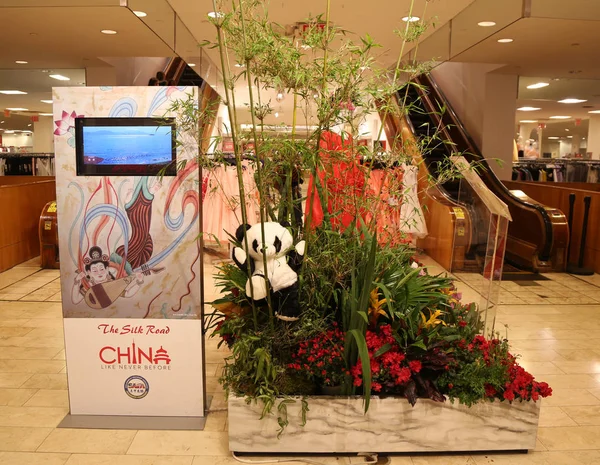 A decoração da flor do jardim da estrada da seda durante o famoso Macy 's Annual Flower Show — Fotografia de Stock