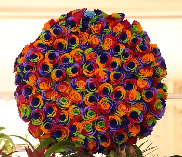 Aranžování květin během slavné Macy roční Flower Show v Macy Herald Square — Stock fotografie