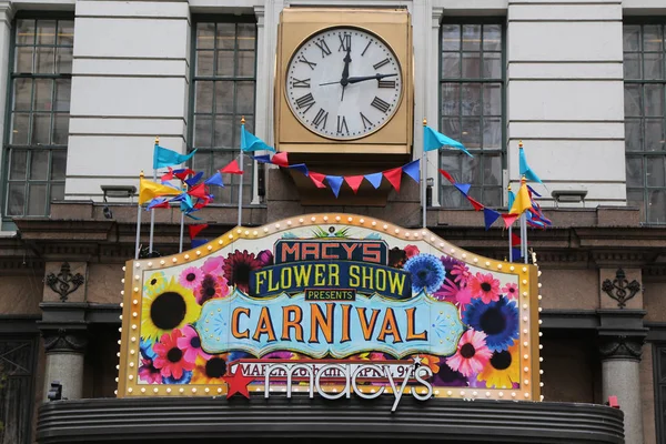 Panneau d'entrée au Macy's Herald Square lors de la décoration de fleurs à thème "Carnaval" lors du célèbre Macy's Annual Flower Show — Photo