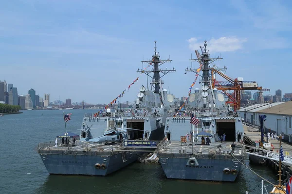 Ons Navy geleide-raket torpedobootjagers Uss Bainbridge en Uss Farragut aangemeerd in Brooklyn Cruise Terminal tijdens vloot Week 2016 — Stockfoto