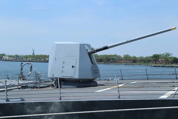 Torn som innehåller en 5-tums pistol på däck av Us-marinen guidade-missil jagaren Uss Bainbridge — Stockfoto
