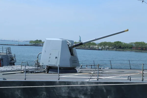 Turret containing a 5-inch gun on the deck of US Navy guided-missile destroyer USS Bainbridge — Stock Photo, Image