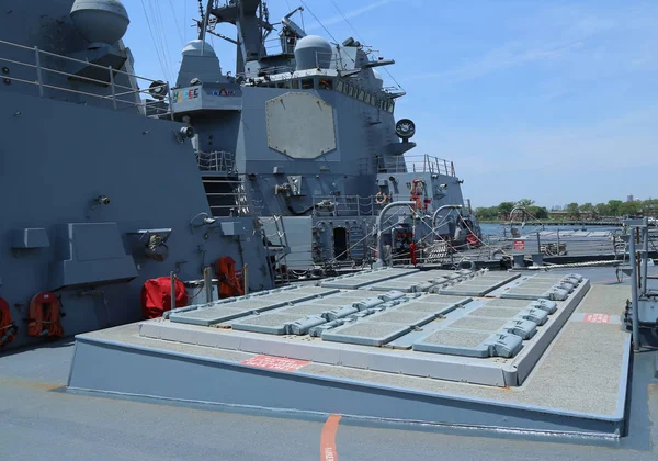 Système de lancement vertical des missiles Tomahawk sur le destroyer USS Farragut de la marine américaine lors de la Fleet Week 2016 à New York — Photo