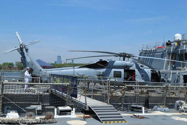 西科斯基公司 Mh 60r 海鹰直升机在甲板上的我们的导弹驱逐舰 Uss Bainbridge 期间纽约舰队周 2016 — 图库照片