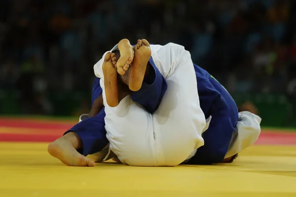 Combatientes de Judoka durante la lucha en competiciones de judo — Foto de Stock