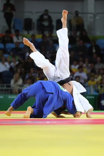 Judoka Henk Grol de Holanda (en blanco) en acción contra Kyle Reyes de Canadá durante el partido masculino de 100 kg de los Juegos Olímpicos de Río 2016 — Foto de Stock