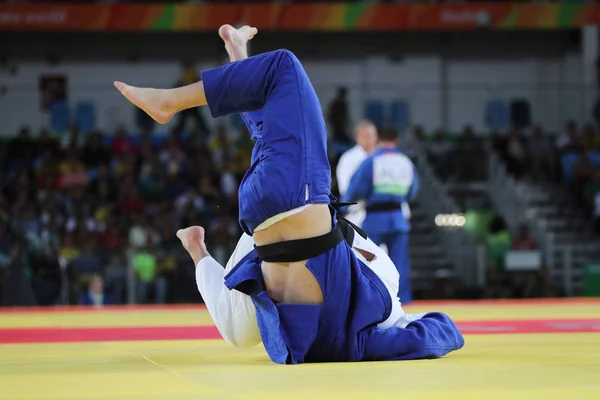 Combatientes de Judoka durante la lucha en competiciones de judo — Foto de Stock