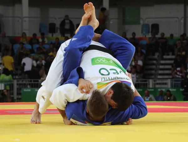 리오 2016 올림픽의 남자 100kg 경기 중 영국의 벤자민 플 레 쳐에 대 한 행동에서 (흰색)에서 조지아의 Judoka Beka Gviniashvili — 스톡 사진