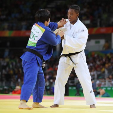 Li Audrey Tcheumeo Fransa'nın (beyaz içinde) kadınların 78 kg maç Rio 2016 Olimpiyat sırasında Kuzey Kore Sol Kyong karşı eylem Şampiyonası ikincisidir