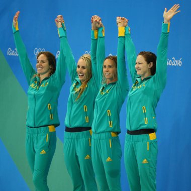 Taylor Mckeown, Emma Mckeon ve Cate Campbell Rio 2016 Olimpiyatları'nda madalya kazanan sporcular takım Avustralya Bayanlar 4 100 m karışık takım Emily Seebohm (L), gümüş