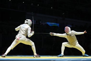 Karşı takım Mısır fencer erkekler takım folyo Rio 2016 Olimpiyat Oyunları, Carioca Arena 3'Fencer (R) Amerika Birleşik Devletleri takımının yarışıyor