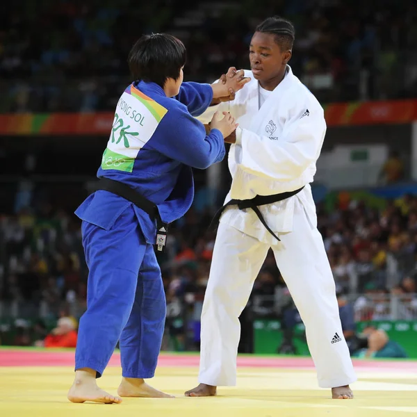 Ezüstérem éremművész Judoka Audrey Tcheumeo, Franciaország (a fehér) elleni fellépés Sol Kyong, Észak-Korea, a Rio 2016 olimpiai női 78 kg mérkőzésen — Stock Fotó