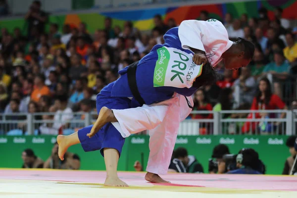 Medallista de plata Judoka Audrey Tcheumeo de Francia (de blanco) en acción contra Sol Kyong de Corea del Norte durante el partido femenino de 78 kg del Olímpico Río 2016 — Foto de Stock