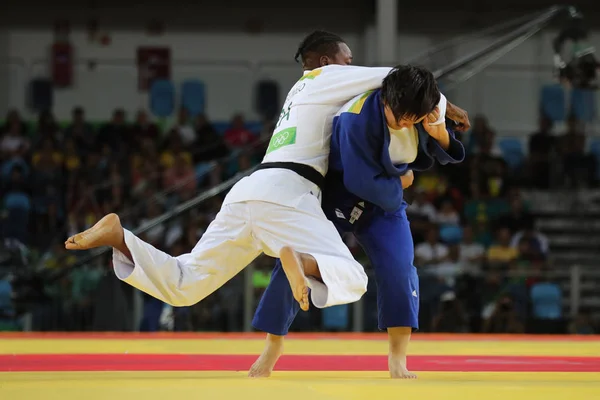 Medallista de plata Judoka Audrey Tcheumeo de Francia (de blanco) en acción contra Sol Kyong de Corea del Norte durante el partido femenino de 78 kg del Olímpico Río 2016 — Foto de Stock