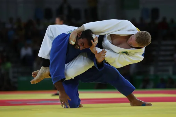Judoka Rafael Buzacarini de Brasil (en blanco) en acción contra Pablo Aprahamián de Uruguay durante el partido masculino de 100 kg de los Juegos Olímpicos de Río 2016 — Foto de Stock