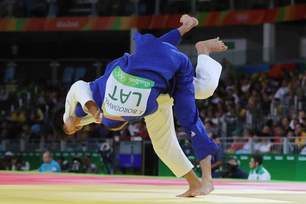 Medallista de bronce Judoka Ryunosuke Haga de Japón (en blanco) en acción contra Jevgenijs Borodavko de Letonia durante el partido masculino -100 kg del Rio 2016 — Foto de Stock