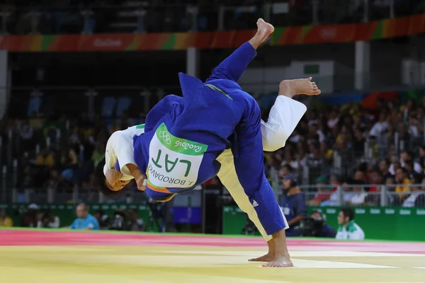 Medallista de bronce Judoka Ryunosuke Haga de Japón (en blanco) en acción contra Jevgenijs Borodavko de Letonia durante el partido masculino -100 kg del Rio 2016 — Foto de Stock