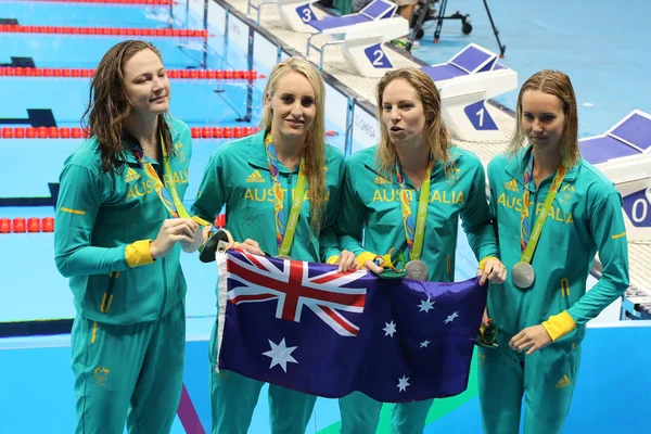 Stříbrné medailistky tým Austrálie žen 4 100m polohový závod Emily Seebohm (L), Taylor Mckeown, Emma Mckeon a Cate Campbell na olympijské hry Rio 2016 — Stock fotografie