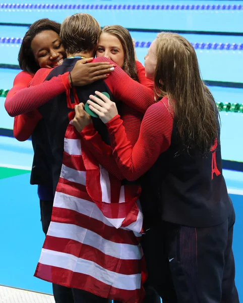 Mistři týmu Usa ženy 4 100m polohový závod Kathleen Baker, Lilly král, Dana Vollmerová a Simone Manuel oslavit vítězství na olympijské hry Rio 2016 — Stock fotografie