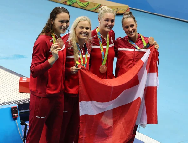 Medalhistas de bronze Equipe Dinamarca revezamento medley 4 100m feminino Mie Nielsen, Rikke Moller Pedersen, Jeanette Ottesen, Pernille Blume nos Jogos Olímpicos Rio 2016 — Fotografia de Stock