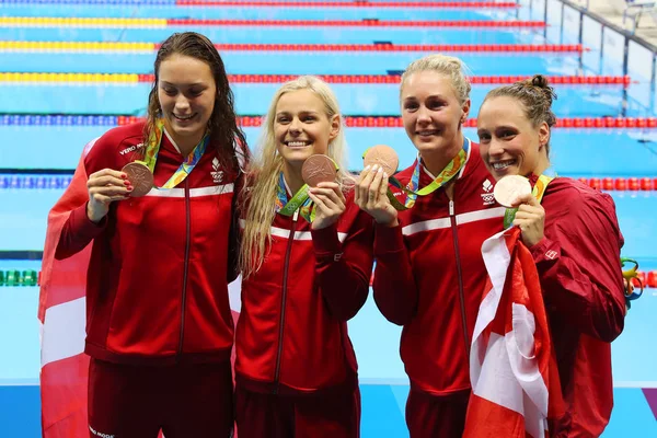 Medallistas de bronce Equipo Dinamarca Mujeres 4 100m medley relé Mie Nielsen, Rikke Moller Pedersen, Jeanette Ottesen, Pernille Blume en los Juegos Olímpicos de Río 2016 — Foto de Stock