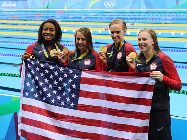 Champions team USA Relé medley 4 100m femenino Simone Manuel (L) Kathleen Baker, Dana Vollmer y Lilly King celebran la victoria en los Juegos Olímpicos de Río 2016 — Foto de Stock