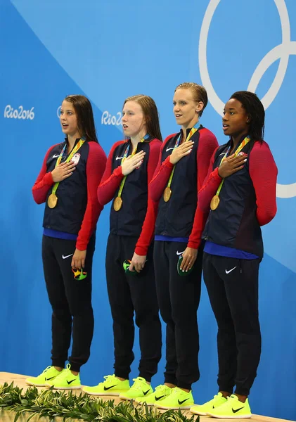 Champions team Usa kobiet 4 100m zmiennym Kathleen Baker, Lilly króla, Dana Vollmer i Simone Manuel świętować zwycięstwo w Igrzyskach Olimpijskich w Rio 2016 — Zdjęcie stockowe