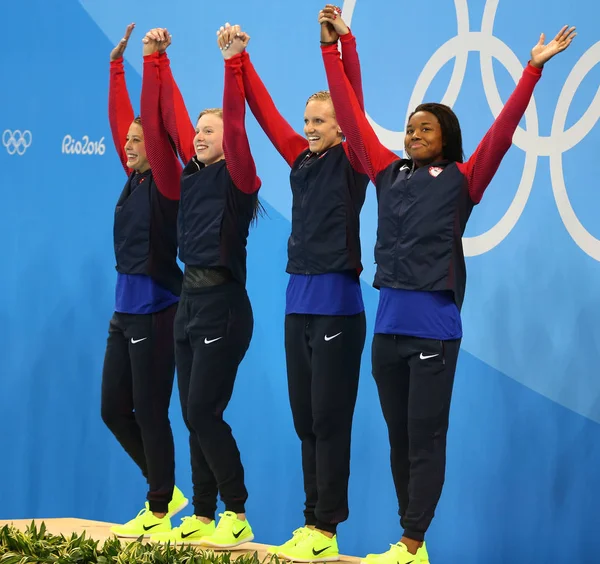 Equipe dos Campeões EUA revezamento medley de 4 100m feminino Kathleen Baker, Lilly King, Dana Vollmer e Simone Manuel celebram vitória nos Jogos Olímpicos Rio 2016 — Fotografia de Stock
