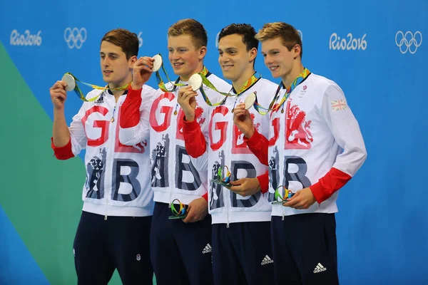 İngiltere Erkekler 4x100m karışık geçiş takım Chris Walker-Hebborn, Adam Peaty, James adam, Duncan Scott madalya töreni, Rio 2016 Olimpiyat Oyunları sırasında — Stok fotoğraf