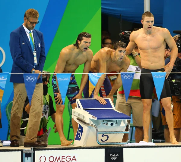 USA Men's 4x100m medley relay team Cory Miller (L), Michael Phelps and Ryan Murphy celebrate victory at the Rio 2016 Olympic Games — Stock Photo, Image