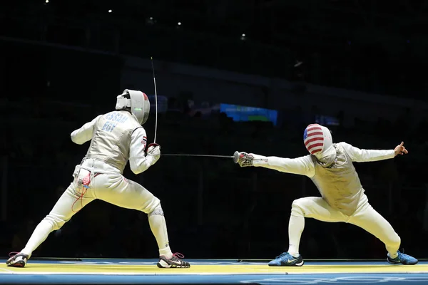 Esgrima del equipo de Estados Unidos (R) compite contra el equipo Egipto esgrima en la hoja del equipo masculino de los Juegos Olímpicos de Río 2016 en el Carioca Arena 3 — Foto de Stock