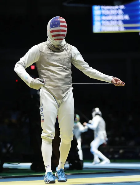 El esgrimista Alexander Massialas de Estados Unidos compite en la hoja del equipo masculino de los Juegos Olímpicos de Río 2016 en el Carioca Arena 3 — Foto de Stock