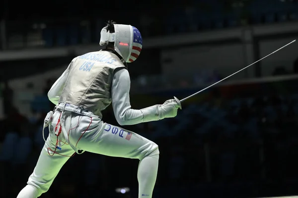 El esgrimista Alexander Massialas de Estados Unidos compite en la hoja del equipo masculino de los Juegos Olímpicos de Río 2016 en el Carioca Arena 3 — Foto de Stock