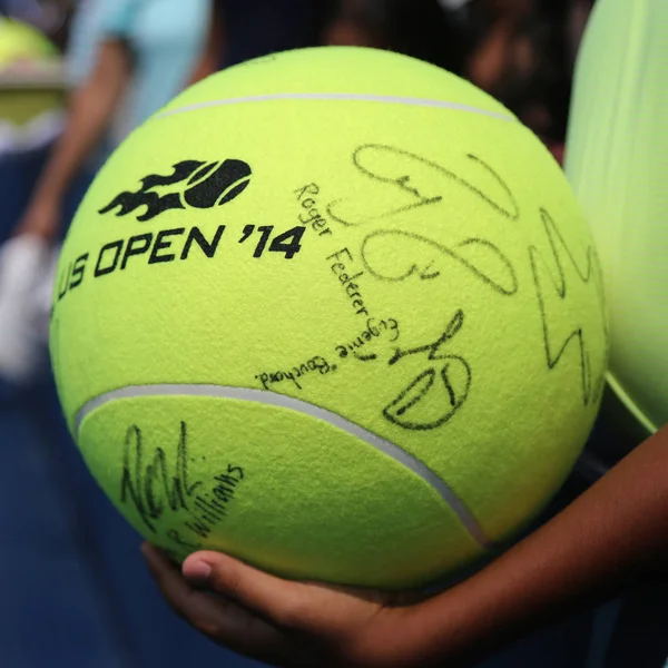 Obří nás otevřené Wilson tenisový míček s autogramy hráčů tenisu na Národní tenisové centrum Billie Jean — Stock fotografie