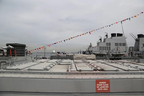 我们海军驱逐舰 Uss 粗壮舰队周于 2015 年战斧导弹垂直发射系统 — 图库照片